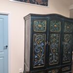 Home handgeschilderde keukenkast met veel opbergruimte