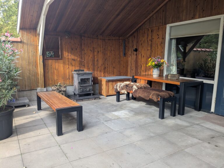 Home picknicken op het terras